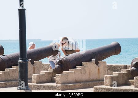 Sansibar City, Tansania - Januar 02,2019: Touristen besichtigen die Steinstadt Sansibar City. Stockfoto