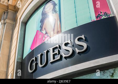 Barcelona, Spanien. 26. April 2022. Das Logo der US-amerikanischen multinationalen Bekleidungsmarke Guess ist am Eingang des Stores in Barcelona zu sehen. (Bild: © Thiago Prudencio/SOPA Images via ZUMA Press Wire) Stockfoto