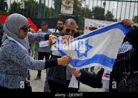 Tunesien. 27. April 2022. Am 27. April 2022 wird in Tunis, Tunesien, die israelische Flagge verbrannt. Anhänger Palästinas organisierten eine Mahnwache zur Unterstützung Palästinas für die Al-Aqsa Moschee und zur Unterstützung der palästinensischen Sache. (Foto von Yassine Mahjoub/Sipa USA) Quelle: SIPA USA/Alamy Live News Stockfoto