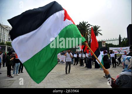 Tunesien. 27. April 2022. Anhänger Palästinas organisierten am 27. April 2022 eine Mahnwache zur Unterstützung Palästinas für die Al-Aqsa Moschee und zur Unterstützung der palästinensischen Sache in Tunis, Tunesien (Foto: Yassine Mahjoub/Sipa USA) Quelle: SIPA USA/Alamy Live News Stockfoto