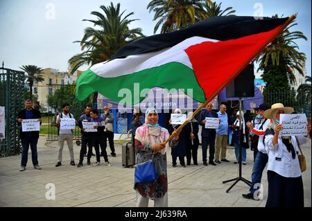 Tunesien. 27. April 2022. Anhänger Palästinas organisierten am 27. April 2022 eine Mahnwache zur Unterstützung Palästinas für die Al-Aqsa Moschee und zur Unterstützung der palästinensischen Sache in Tunis, Tunesien (Foto: Yassine Mahjoub/Sipa USA) Quelle: SIPA USA/Alamy Live News Stockfoto