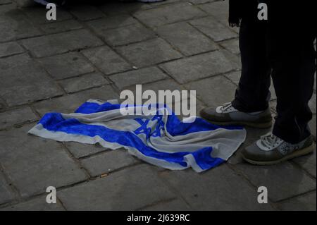 Tunesien. 27. April 2022. In Tunis, Tunesien, treten am 27. April 2022 Menschen auf die Flagge Israels. Unterstützer Palästinas organisierten eine Mahnwache zur Unterstützung Palästinas für die Al-Aqsa Moschee und zur Unterstützung der palästinensischen Sache.(Foto: Yassine Mahjoub/Sipa USA) Quelle: SIPA USA/Alamy Live News Stockfoto