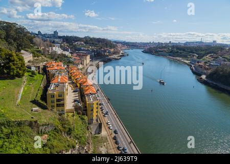 Porto, Portugal: 06. März 2022 - Blick auf das historische Zentrum von Porto mit dem Douro-Fluss zwischen Ribeira und Vila Nova de Gaia, nördlich von Portugal Stockfoto