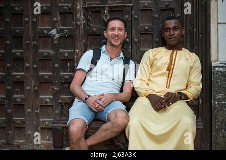 Sansibar City, Tansania - Januar 02,2019: Touristen besichtigen die Steinstadt Sansibar City. Stockfoto