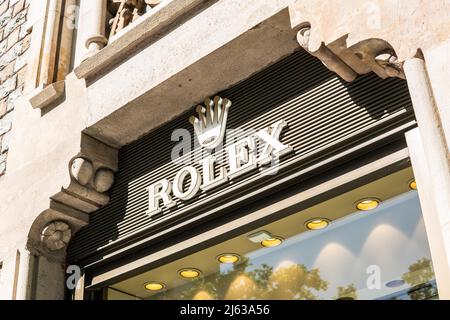 Barcelona, Spanien. 26. April 2022. Das Logo des Schweizer Luxusuhrmachers Rolex ist am Eingang des Geschäfts in Barcelona zu sehen. (Foto von Thiago Prudencio/SOPA Images/Sipa USA) Quelle: SIPA USA/Alamy Live News Stockfoto