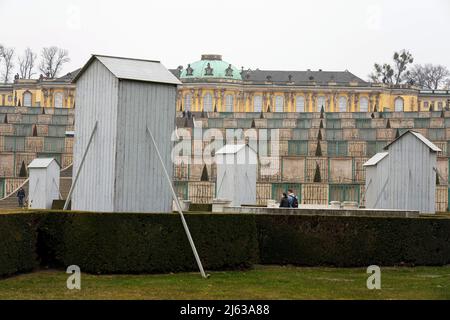 Potsdam, Deutschland. 17. März 2022. Die Statuen vor dem Palast von Sanssouci sind wegen der kalten Jahreszeit durch Holzhauben geschützt. Quelle: Soeren Stache/dpa-Zentralbild/ZB/dpa/Alamy Live News Stockfoto