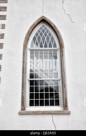 Ein gotisches Bogenfenster auf dem Kirtland Ohio Tempel, das 1834 von der Kirche Jesu Christi iof Latter Day Saints erbaut wurde. Es ist in einer gotischen Rev Stockfoto