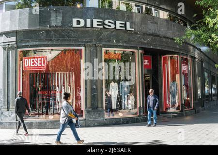 Barcelona, Spanien. 26. April 2022. Fußgänger laufen am italienischen multinationalen Bekleidungsgeschäft Diesel in Barcelona vorbei. (Foto von Thiago Prudencio/SOPA Images/Sipa USA) Quelle: SIPA USA/Alamy Live News Stockfoto