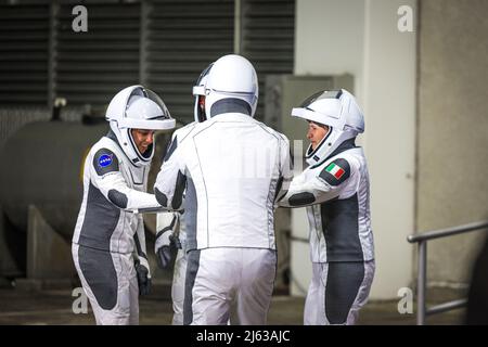 Cape Canaveral, USA. 27. April 2022. SpaceX Crew-4-Astronauten, darunter Bob Hines, Missionsspezialistin Jessica Watkins, Kjell Lindgren, Und Samantha Cristoforetti aus Italien verlässt das Operations and Checkout Building und geht in den frühen Morgenstunden des 27. April 2022 zum Launch Complex 39-A im Kennedy Space Center in Cape Canaveral, Florida. Ziel der vier Astronauten ist die Internationale Raumstation. (Foto: Alex G Perez/Sipa USA) Quelle: SIPA USA/Alamy Live News Stockfoto