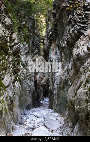 Die Tiefen der Rindomo-Schlucht in Messinia an ihrem engsten Punkt und die Brücken nach Pigadia Stockfoto