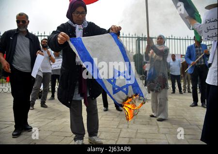 Tunesien. 27. April 2022. Am 27. April 2022 wird in Tunis, Tunesien, die israelische Flagge verbrannt. Anhänger Palästinas organisierten eine Mahnwache zur Unterstützung Palästinas für die Al-Aqsa Moschee und zur Unterstützung der palästinensischen Sache. (Foto von Yassine Mahjoub/Sipa USA) Quelle: SIPA USA/Alamy Live News Stockfoto