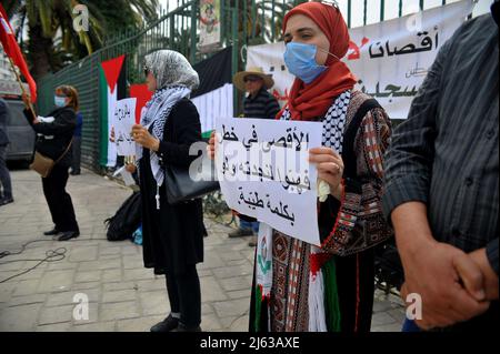 Tunesien. 27. April 2022. Anhänger Palästinas organisierten am 27. April 2022 eine Mahnwache zur Unterstützung Palästinas für die Al-Aqsa Moschee und zur Unterstützung der palästinensischen Sache in Tunis, Tunesien (Foto: Yassine Mahjoub/Sipa USA) Quelle: SIPA USA/Alamy Live News Stockfoto