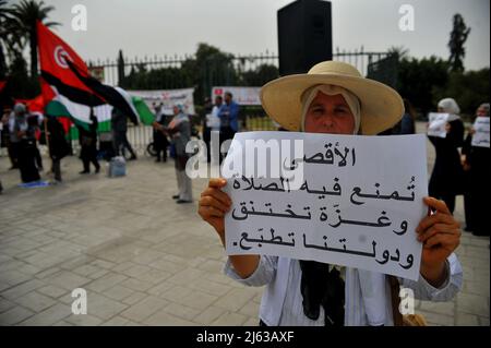 Tunesien. 27. April 2022. Anhänger Palästinas organisierten am 27. April 2022 eine Mahnwache zur Unterstützung Palästinas für die Al-Aqsa Moschee und zur Unterstützung der palästinensischen Sache in Tunis, Tunesien (Foto: Yassine Mahjoub/Sipa USA) Quelle: SIPA USA/Alamy Live News Stockfoto