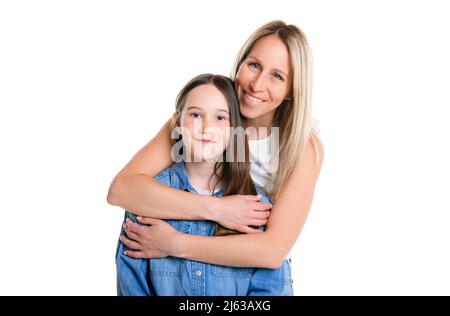 Schöne Pre teen Mädchen mit Mutter auf Studio weißen Hintergrund Stockfoto