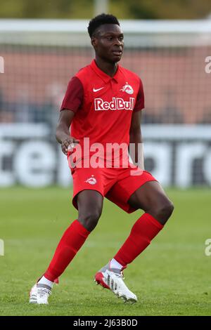 Nyon, Schweiz, 25.. April 2022. Samson Baidoo aus Salzburg während des UEFA-Jugendliga-Spiels im Colovray Sports Center, Nyon. Bildnachweis sollte lauten: Jonathan Moscrop / Sportimage Stockfoto