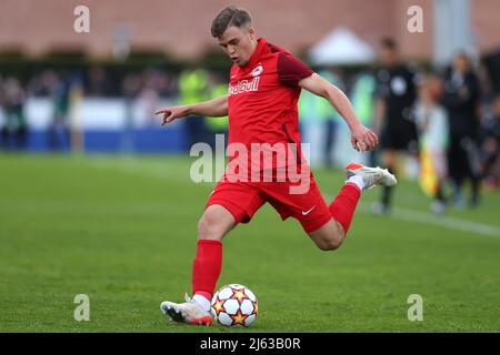 Nyon, Schweiz, 25.. April 2022. Mario Pejazic aus Salzburg während des UEFA-Jugendliga-Spiels im Colovray Sports Center, Nyon. Bildnachweis sollte lauten: Jonathan Moscrop / Sportimage Stockfoto