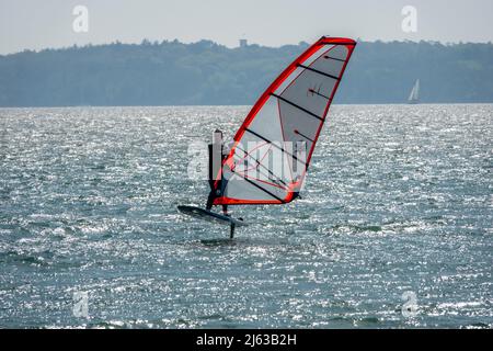 Windsurfer im Solent mit der Isle of Wight im Hintergrund Stockfoto