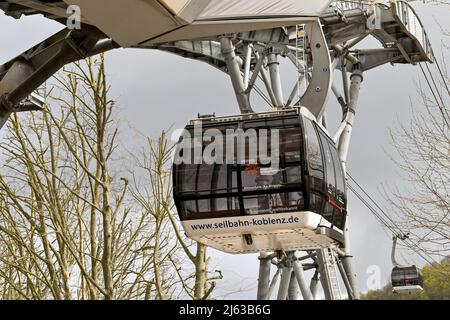 Koblenz, Deutschland - April 2022: Seilbahn von der Festung Ehrenbreitstein kommend an der Talstation in der Nähe des Stadtzentrums Stockfoto