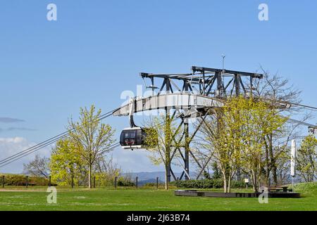 Koblenz, Deutschland - April 2022: Seilbahn, die den Bahnhof an der Festung Ehrenbreitstein oberhalb der Stadt verlässt Stockfoto