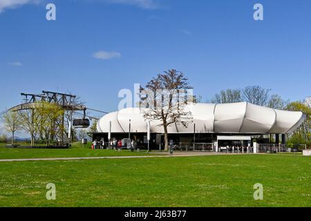 Koblenz, Deutschland - April 2022: Seilbahn, die den Bahnhof an der Festung Ehrenbreitstein oberhalb der Stadt verlässt Stockfoto