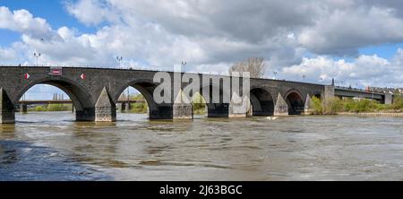 Koblenz, Deutschland - April 2022: Panoramablick auf das Bogendesign der alten Brücke, die die Mosel überquert, die durch die Stadt fließt Stockfoto