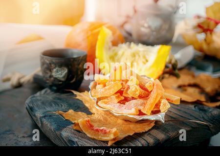 Vorbereitung von natürlichen Bauernhof hausgemachte kandierte Kürbisfrüchte mit Puderzucker bestreut. Getrocknete kandierte Kürbisfrüchte Stockfoto