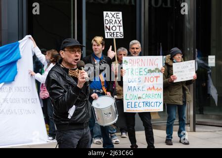 London, Großbritannien. 27. April 2022. Umweltaktivisten protestieren auf der Hauptversammlung von Drax Stockfoto