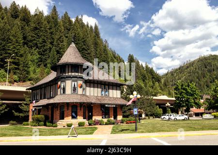 Das Northern Pacific Railroad Depot, das 1902 in Wallace Idaho erbaut wurde, dient heute als Wallace Visitors Center und als Gebäude der Handelskammer. Stockfoto