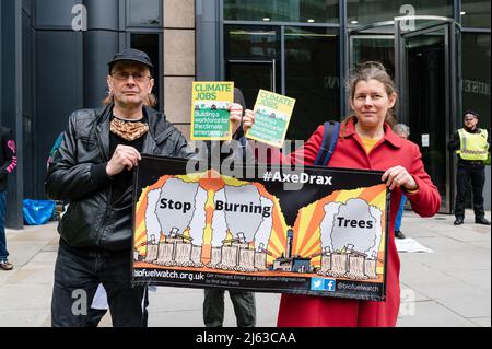 London, Großbritannien. 27. April 2022. Umweltaktivisten protestieren auf der Hauptversammlung von Drax Stockfoto