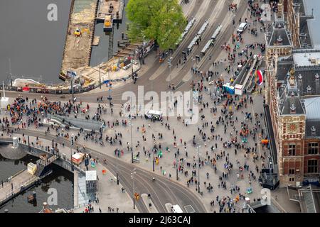 2022-04-27 13:00:17 AMSTERDAM - Luftaufnahme des Amsterdamer Hauptbahnhofs während des Königstages. Nach zwei Jahren, in denen der King's Day aufgrund der Corona-Pandemie in kleinem Umfang gefeiert werden musste, wird die Party in diesem Jahr wie gewohnt ausgelassen gefeiert. ANP BRAM VAN DE BIESES netherlands Out - belgium Out Credit: ANP/Alamy Live News Stockfoto