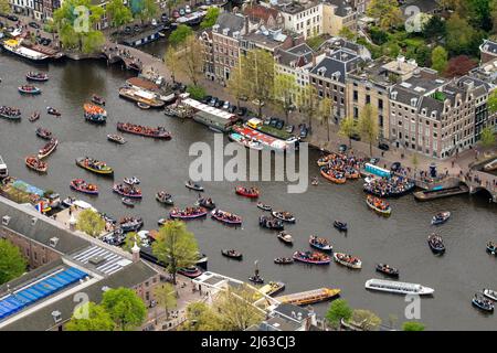 2022-04-27 13:04:01 AMSTERDAM - Luftansicht der Amstel gefüllt mit Booten während des Königs Tag. Nach zwei Jahren, in denen der King's Day aufgrund der Corona-Pandemie in kleinem Umfang gefeiert werden musste, wird die Party in diesem Jahr wie gewohnt ausgelassen gefeiert. ANP BRAM VAN DE BIESES netherlands Out - belgium Out Credit: ANP/Alamy Live News Stockfoto