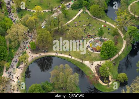 2022-04-27 13:08:56 AMSTERDAM - Luftaufnahme des Vondelparks während des Königstages. Nach zwei Jahren, in denen der King's Day aufgrund der Corona-Pandemie in kleinem Umfang gefeiert werden musste, wird die Party in diesem Jahr wie gewohnt ausgelassen gefeiert. ANP BRAM VAN DE BIESES netherlands Out - belgium Out Credit: ANP/Alamy Live News Stockfoto