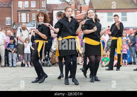 Peitsche das Cat-Rapper- und Clog-Tanzteam bei der Whitby Folk Week Stockfoto