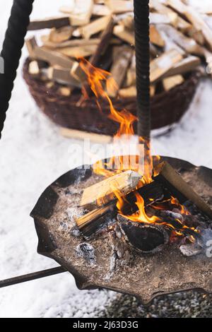 Brennendes Brennholz in der Feuerstelle während des kalten Wintertages Stockfoto