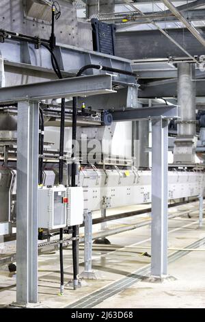 Das Bedienfeld „Stopp“, „Los“, „Not-aus“ und „Geschwindigkeit“ für ein Förderband in einer Lebensmittelverarbeitungsanlage. Stockfoto