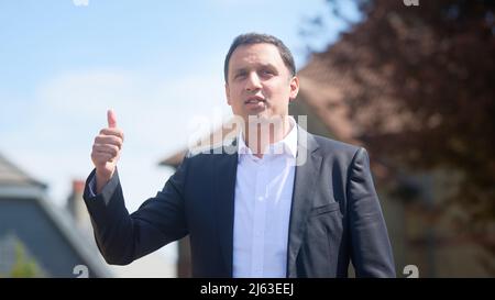 Rosyth Schottland, Großbritannien, April 27 2022. Jonathan Reynolds, der Schattenminister von Labour, besucht zusammen mit Anas Sarwar, dem schottischen Labour-Vorsitzenden, das S.H.I.E.L.D Community Café in Rosyth, wo sie mit Mitarbeitern und Kunden über die steigenden Lebenshaltungskosten sprechen. Credit sst/alamy Live News Stockfoto