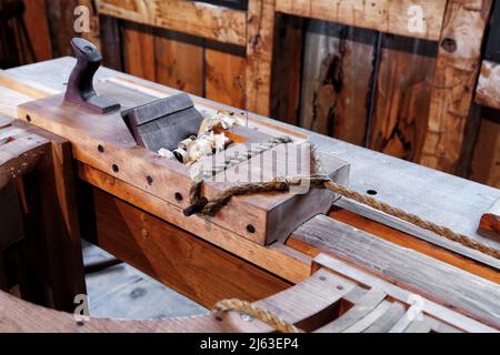 Das Innere eines Vintage-Holzgeschäfts mit einem antiken Shaper Hobel. Stockfoto