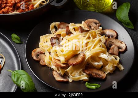 Verschiedene italienische Pasta. Pilznudeln mit Sahnesauce Stockfoto