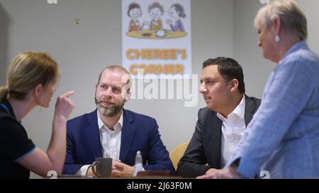 Rosyth Schottland, Großbritannien, April 27 2022. Jonathan Reynolds, der Schattenminister von Labour, besucht zusammen mit Anas Sarwar, dem schottischen Labour-Vorsitzenden, das S.H.I.E.L.D Community Café in Rosyth, wo sie mit Mitarbeitern und Kunden über die steigenden Lebenshaltungskosten sprechen. Credit sst/alamy Live News Stockfoto