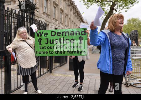 London, Großbritannien. 27. April 2022. Der Protestierende spricht während der Demonstration mit Kollegen. Demonstranten, Aktivisten und Familien der IPP verurteilten Gefangene, demonstrierten in der Downing Street gegen IPP-Urteile (Inhaftierung für öffentlichen Schutz), die zwar aufgehoben, aber nicht rückwirkend, wurden. (Foto von Thomas Krych/SOPA Images/Sipa USA) Quelle: SIPA USA/Alamy Live News Stockfoto