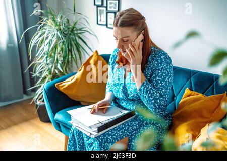 Porträt einer attraktiven erfolgreichen Geschäftsfrau, die am Schreibtisch des Heims mit dem Laptop arbeitet. Freiberuflich Stockfoto