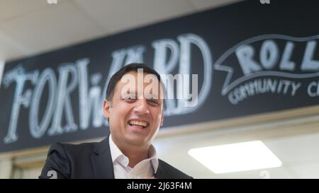 Rosyth Schottland, Großbritannien, April 27 2022. Jonathan Reynolds, der Schattenminister von Labour, besucht zusammen mit Anas Sarwar, dem schottischen Labour-Vorsitzenden, das S.H.I.E.L.D Community Café in Rosyth, wo sie mit Mitarbeitern und Kunden über die steigenden Lebenshaltungskosten sprechen. Credit sst/alamy Live News Stockfoto