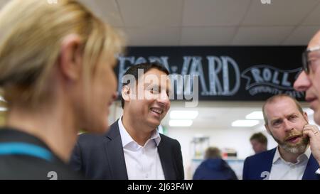 Rosyth Schottland, Großbritannien, April 27 2022. Jonathan Reynolds, der Schattenminister von Labour, besucht zusammen mit Anas Sarwar, dem schottischen Labour-Vorsitzenden, das S.H.I.E.L.D Community Café in Rosyth, wo sie mit Mitarbeitern und Kunden über die steigenden Lebenshaltungskosten sprechen. Credit sst/alamy Live News Stockfoto