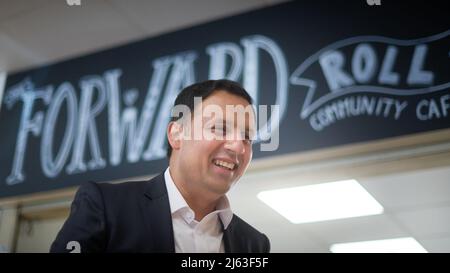 Rosyth Schottland, Großbritannien, April 27 2022. Jonathan Reynolds, der Schattenminister von Labour, besucht zusammen mit Anas Sarwar, dem schottischen Labour-Vorsitzenden, das S.H.I.E.L.D Community Café in Rosyth, wo sie mit Mitarbeitern und Kunden über die steigenden Lebenshaltungskosten sprechen. Credit sst/alamy Live News Stockfoto