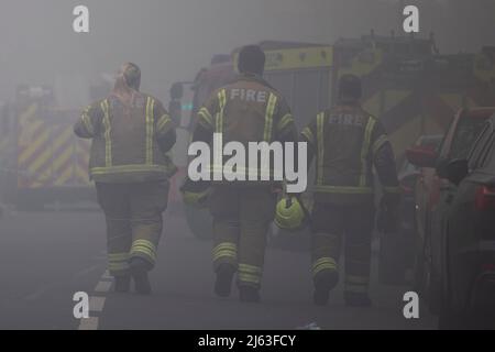 © George Cracknell Wright 2022 26/04/2022. London, Großbritannien. Feuerwehrleute am Brandort eines Wohnblocks auf der Creek Road in Deptford South im Südosten Londons. Zwanzig Feuerwehrfahrzeuge und rund 120 Feuerwehrleute wurden heute zu einem Brand auf der Creek Road in Deptford entsandt. Etwa 13 Personen verließen das Gebäude, bevor die Feuerwehr eintraf, und es gab keine Berichte über Verletzungen. Bildnachweis: George Cracknell Wright Stockfoto