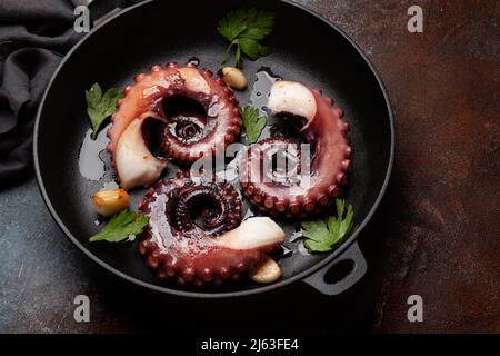 Gegrillter Oktopus mit Kräutern und Gewürzen auf einer Pfanne Stockfoto