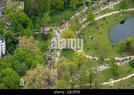 2022-04-27 13:09:00 AMSTERDAM - Luftaufnahme des Vondelparks während des Königstages. Nach zwei Jahren, in denen der King's Day aufgrund der Corona-Pandemie in kleinem Umfang gefeiert werden musste, wird die Party in diesem Jahr wie gewohnt ausgelassen gefeiert. ANP BRAM VAN DE BIESES netherlands Out - belgium Out Credit: ANP/Alamy Live News Stockfoto