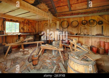 Palmyra, New York, USA Aug, 15, 2010 das Innere eines Cooper's (Barrel Maker)-Geschäfts aus dem 19.. Jahrhundert. Stockfoto