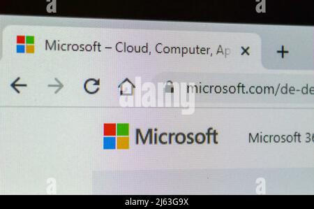 Hamburg, Deutschland - 27. April 2022: Extreme Nahaufnahme der Microsoft-Firmenhomepage auf LCD-Display im Internet-Browser Stockfoto