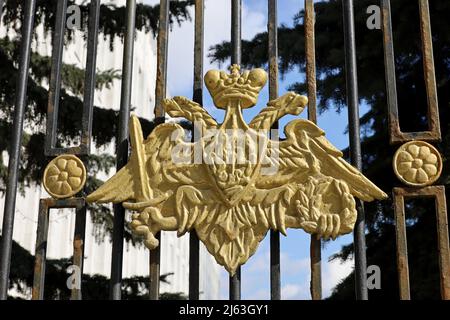 Emblem des russischen Verteidigungsministeriums in Moskau. Doppelköpfiger Adler auf dem Metallzaun Stockfoto